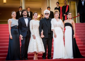 Michelle Jenner (bagues et boucles doreilles Messika), Daniel Grao, Adriana Ugarte, Pedro Almodovar, Emma Suarez et  Inma Cuesta, - Montée des marches du film 