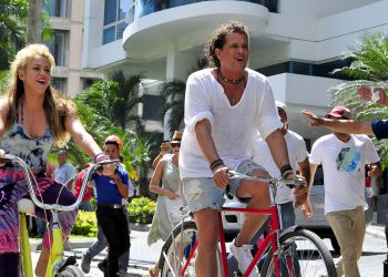 Shakira-Carlos-Vives-Bicicleta