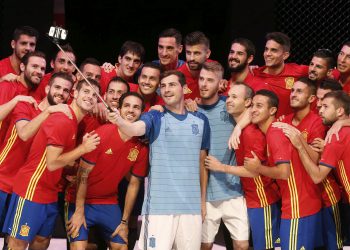 GRA427. LAS ROZAS (MADRID), 10/11/2015.- El portero y capitán de la selección española de fútbol Iker Casillas (c) se hace un selfi con sus compañeros durante la presentación hoy de la nueva equipación que utilizarán en la Eurocopa 2016, tras el entrenamiento llevado a cabo esta tarde en la Ciudad deportiva de las Rozas para preparar el partido amistoso frente a Inglarerra que disputarán el viernes. EFE/Kiko Huesca