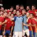 GRA427. LAS ROZAS (MADRID), 10/11/2015.- El portero y capitán de la selección española de fútbol Iker Casillas (c) se hace un selfi con sus compañeros durante la presentación hoy de la nueva equipación que utilizarán en la Eurocopa 2016, tras el entrenamiento llevado a cabo esta tarde en la Ciudad deportiva de las Rozas para preparar el partido amistoso frente a Inglarerra que disputarán el viernes. EFE/Kiko Huesca