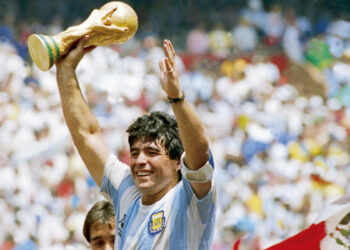 MEXICO CITY, MEXICO - JUNE 29: Diego Maradona of Argentina holds the World Cup trophy after defeating West Germany 3-2 during the 1986 FIFA World Cup Final match at the Azteca Stadium on June 29, 1986 in Mexico City, Mexico. (Photo by Archivo El Grafico/Getty Images)