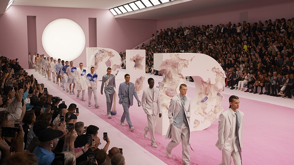 Rosalía se convierte en la sensación del desfile de Louis Vuitton