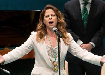 GRAFAND3876. SEVILLA, 28/02/2019.- La cantante Pastora Soler, premiada con la Medalla de Andalucía, ha interpretado el himno andaluz durante el acto de entrega de las Medallas de Andalucía y los títulos de Hijos Predilectos con motivo del día de la comunidad autónoma en el Teatro de la Maestranza de Sevilla. EFE/Raul Caro