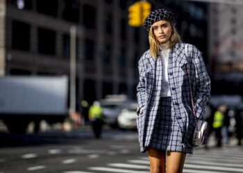 Blazer y mini falda